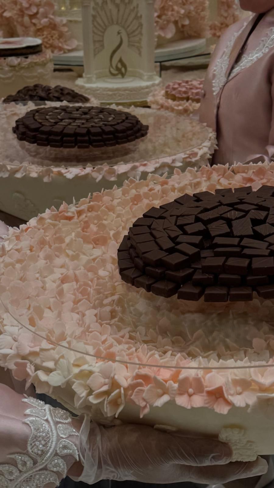 Crystal trays of fine chocolates framed by blush sugar roses, prepared in Qatar for a Riyadh engagement or wedding. Perect for Qatar, Saudi Arabia and the GCC and dubai